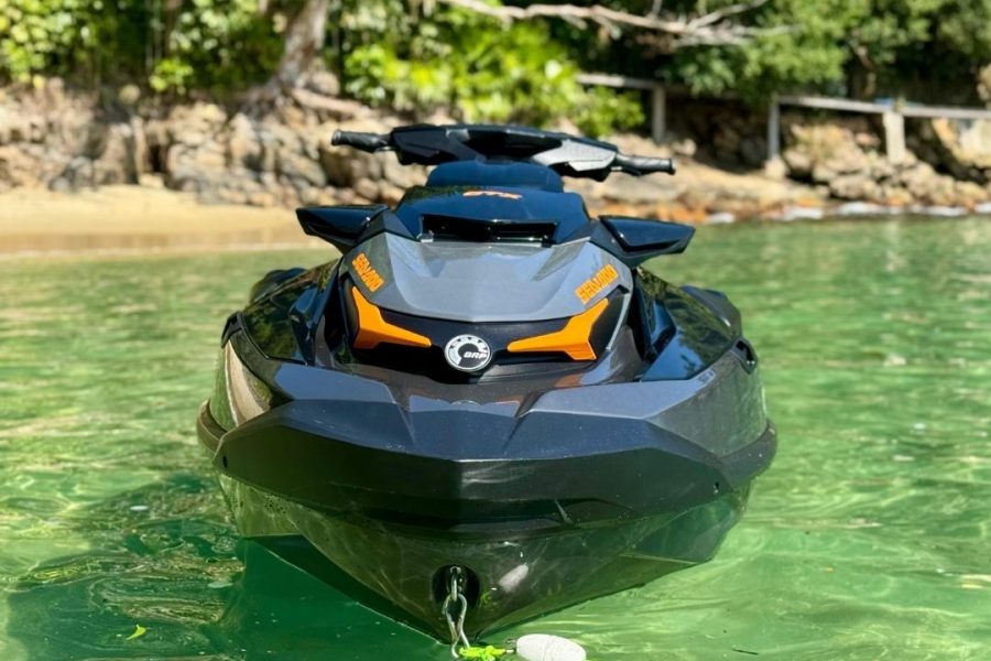 Jet ski Sea-Doo flutuando nas águas cristalinas de Angra dos Reis