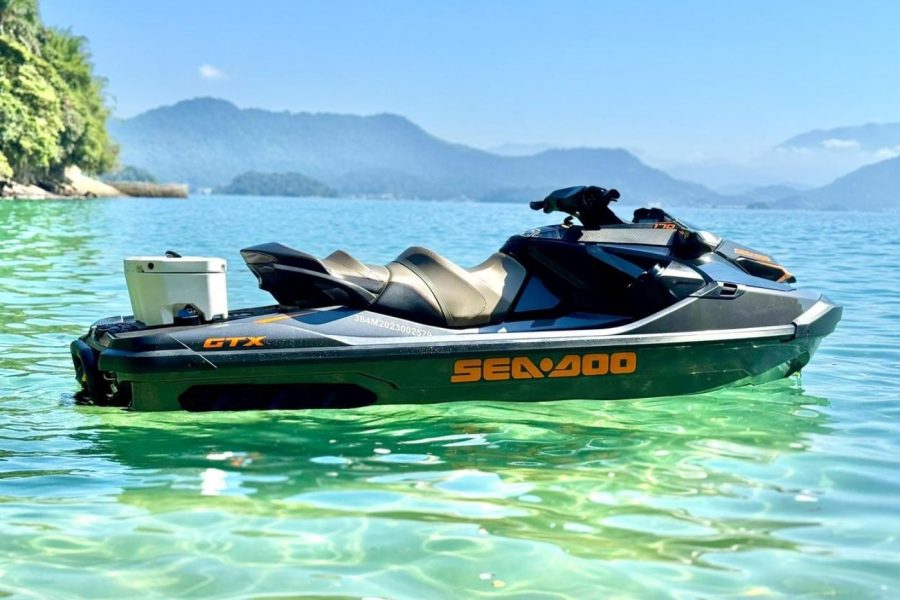 Jet ski Sea-Doo navegando no mar de Angra dos Reis com ilhas ao fundo